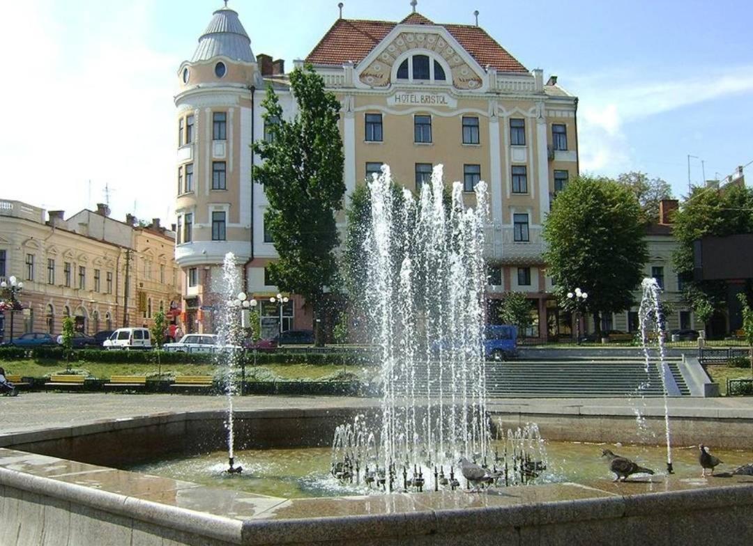 Apart Club Tolstogo Chernivtsi Exterior foto